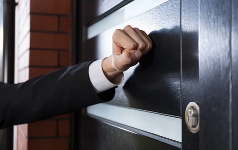a salesman knocking on the door of a home in kansas city missouri